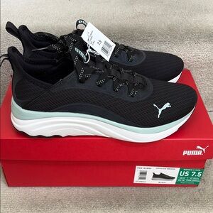 BRAND NEW W/TAGS AND BOX LADIES PUMA SNEAKERS